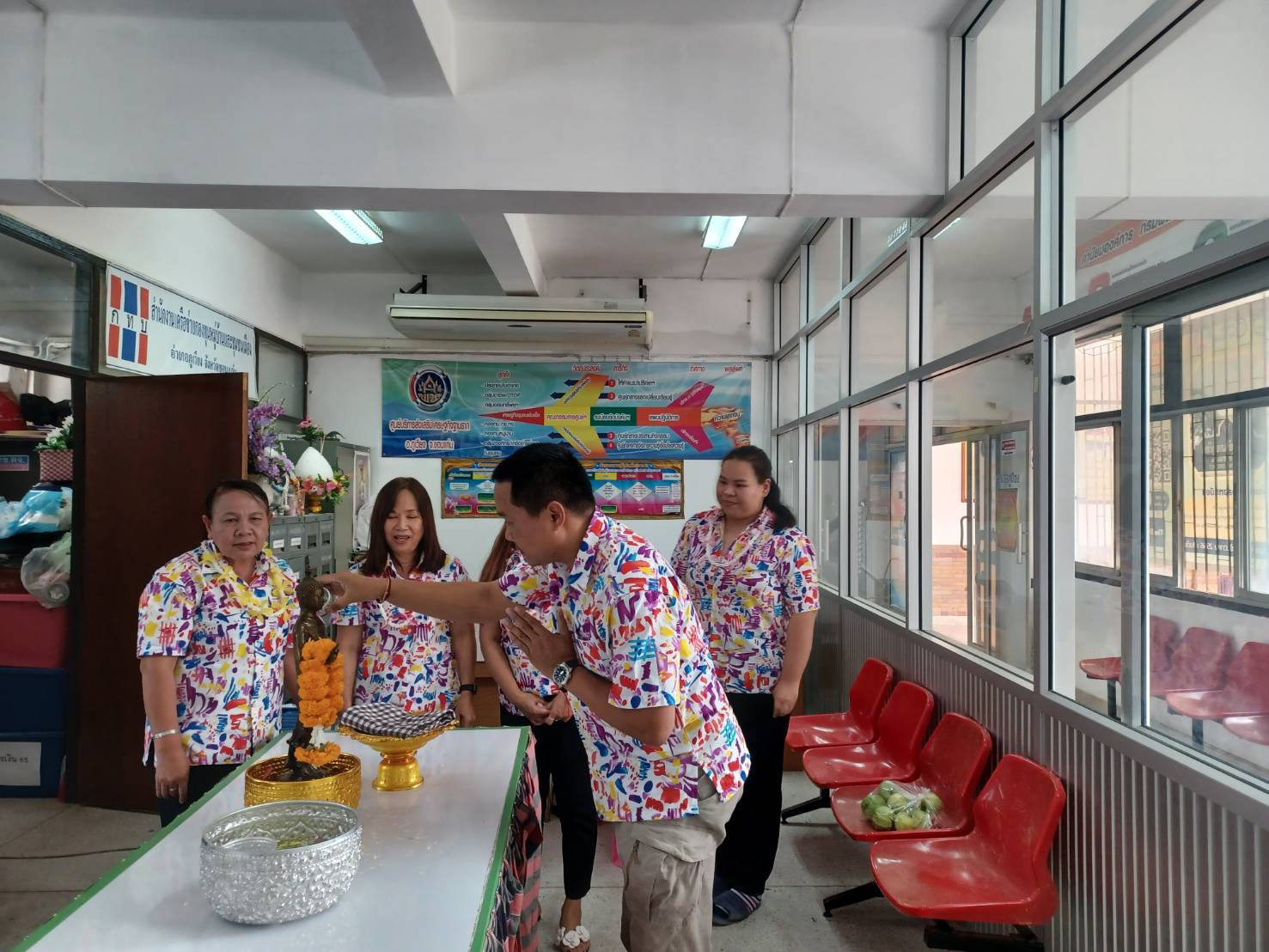สรงน้ำพระพุทธรูป เนื่องในเทศกาลวันสงกรานต์
