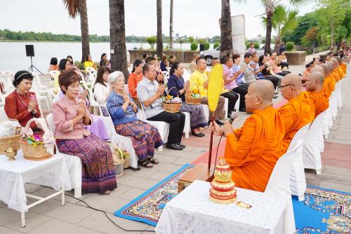 พระสวดให้คนนั่งฟัง