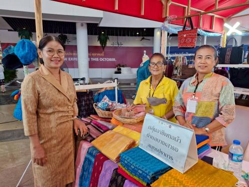 พช.สมุทรปราการ เยี่ยมชมให้กำลังใจผู้ผลิต ผู้ประกอบการ OTOP และมอบโชคตอบแทนแฟนพันธุ์แท้ OTOP ด้วยทองคำมูลค่า 50,000 บาท ในงาน OTOP TO THE TOWN ครั้งที่ 5 ณ Mega Plaza ลานน้ำพุ ศูนย์การค้าเมกาบางนา